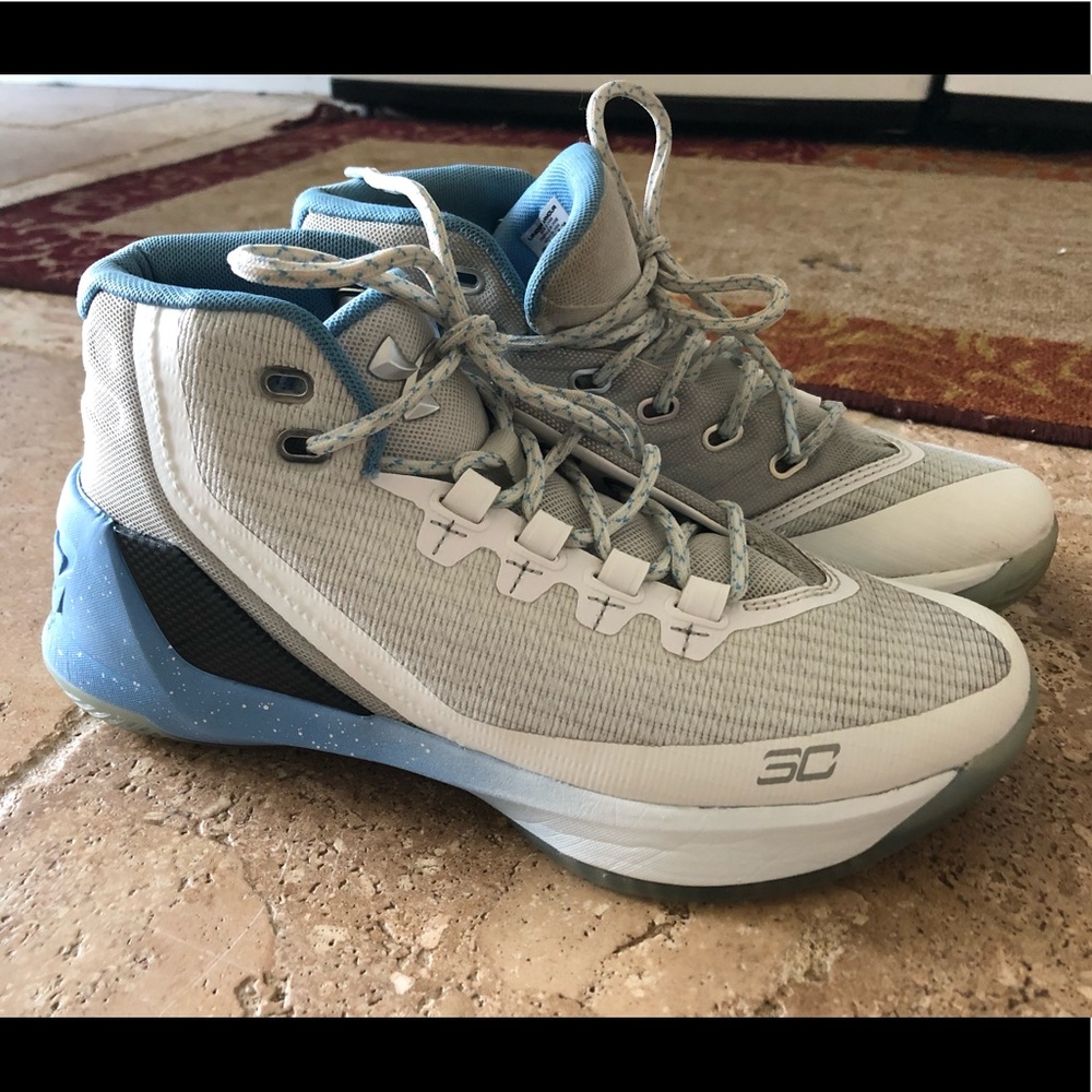 Under armour Curry’s for boys size 6